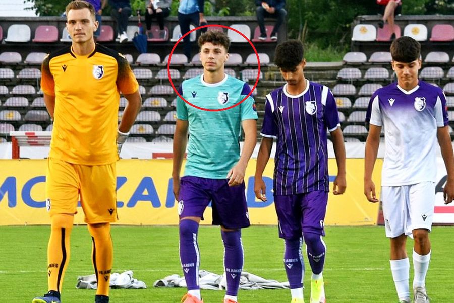 Ramon Dobrin Gașpar, încercuit, la prezentarea lotului piteștenilor / Sursă foto: Gabriela Neacșu Un alt Dobrin joacă în tricoul lui FC Argeș! Povestea speranței de 19 ani: „E talentat, o să ajungă fotbalist”