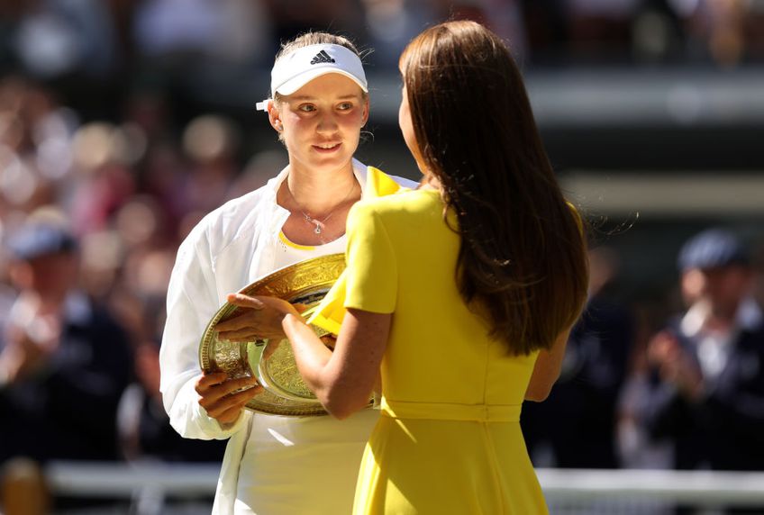 Oficialii Federației de tenis de la Moscova sărbătoresc triumful obținut de Elena Rybakina (23 de ani, 23 WTA) în finala Wimbledon 2022, scor 3-6, 6-2, 6-2 împotriva lui Ons Jabeur (27 de ani, locul 2 WTA).