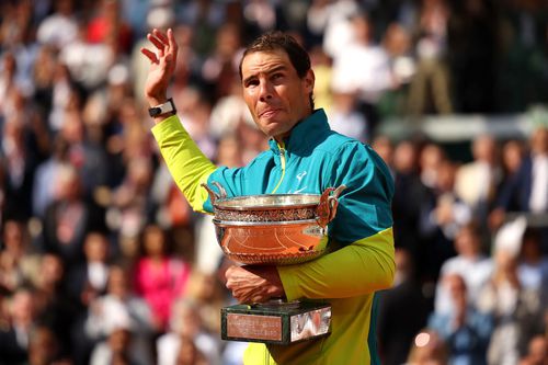 Rafael Nadal cu trofeul la Roland Garros 2022 Foto Guliver/GettyImages