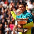 Rafael Nadal cu trofeul la Roland Garros 2022 Foto Guliver/GettyImages