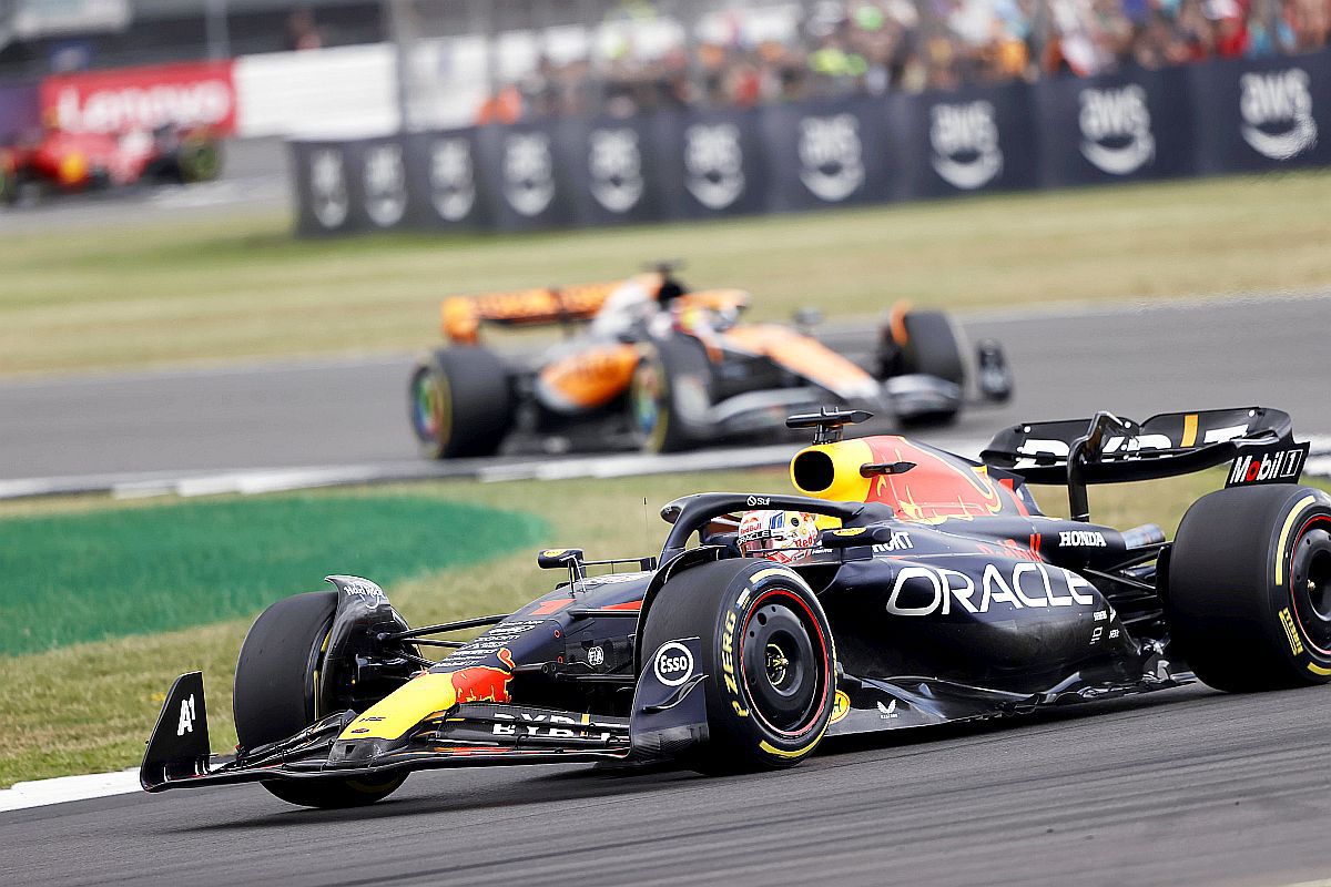 Verstappen câștigă pe Silverstone, dar weekendul este „papaya”!