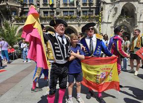 Spaniolii fac show în Marienplatz, francezii rămân datori » Care e atmosfera în Munchen înainte de Spania - Franța