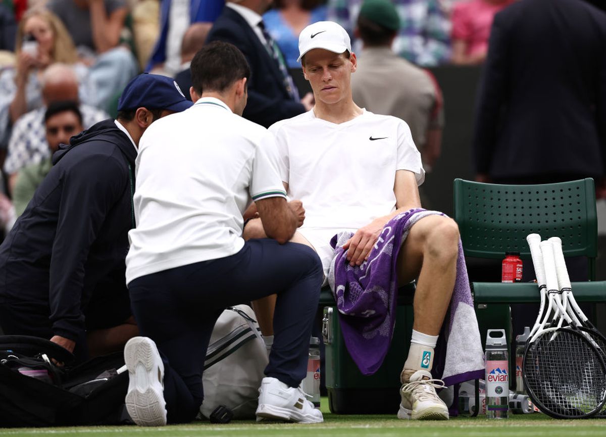 Liderul mondial Jannik Sinner, eliminat în „sferturi” la Wimbledon » Probleme medicale în setul 3: „Am simțit că nu se mișcă bine”