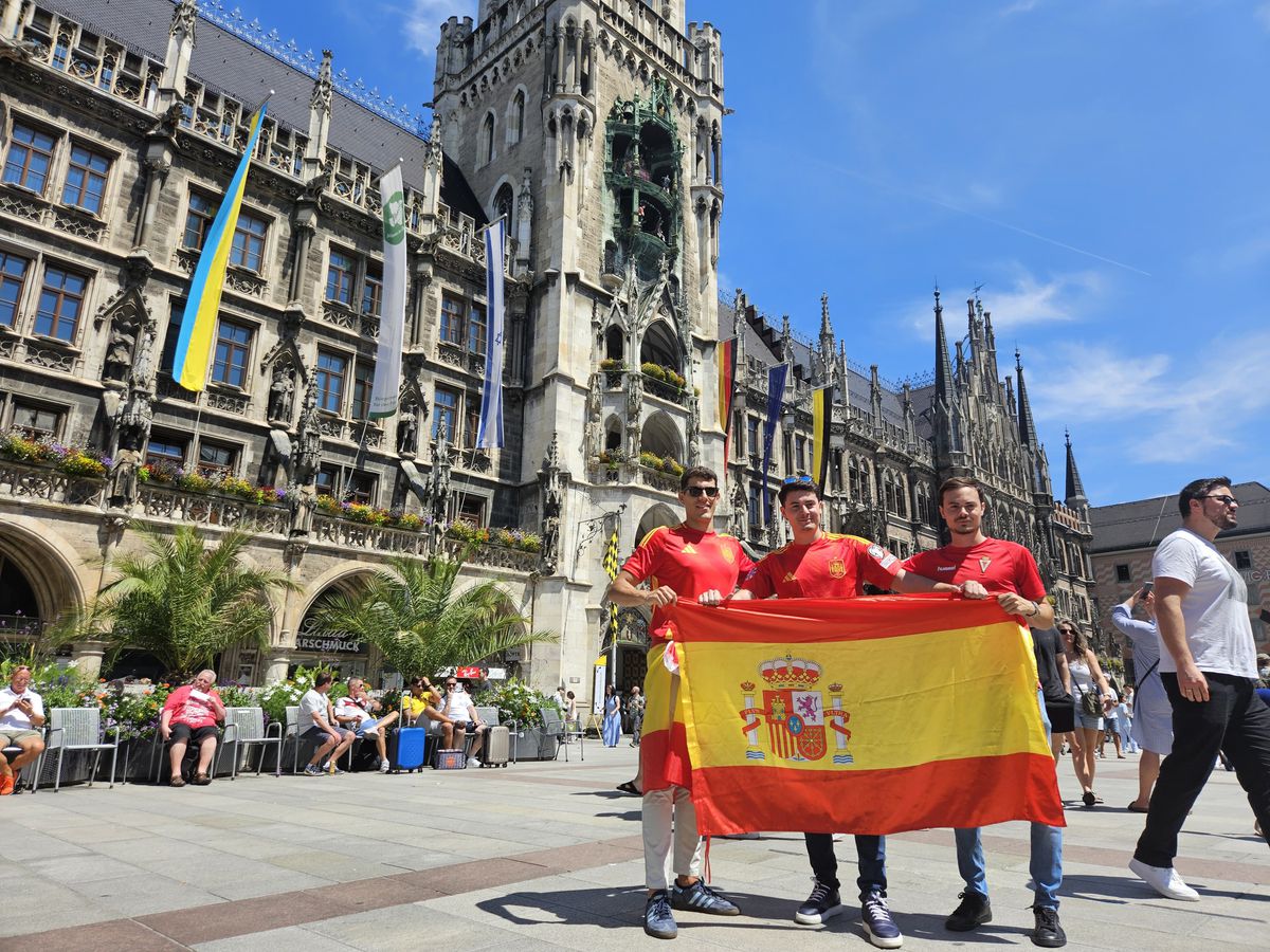 Spaniolii au făcut show în Marienplatz, francezii au rămas datori » Care a fost atmosfera în Munchen înainte de Spania - Franța + Agitație în fanzone