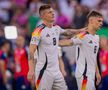 Toni Kroos este consolat de Joshua Kimmich după eliminarea Germania în „sferturile” EURO 2024 / Foto: Imago