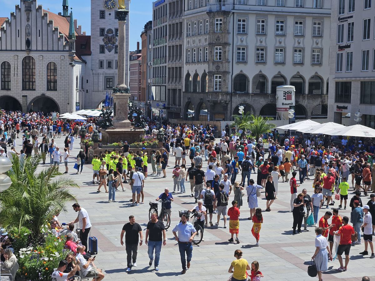 Spaniolii au făcut show în Marienplatz, francezii au rămas datori » Care a fost atmosfera în Munchen înainte de Spania - Franța + Agitație în fanzone