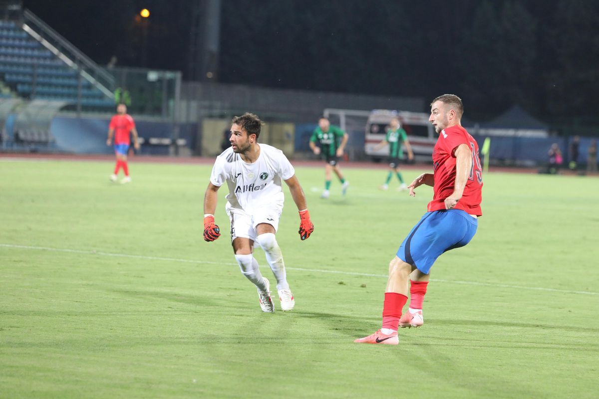 Cu ei a jucat FCSB! Scene HILARE în timpul meciului din San Marino