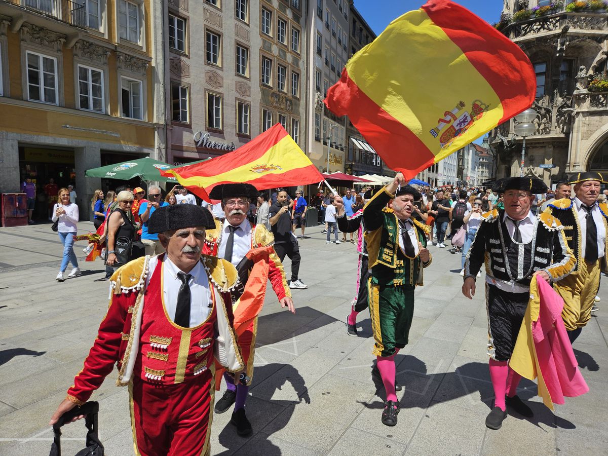 Spaniolii au făcut show în Marienplatz, francezii au rămas datori » Care a fost atmosfera în Munchen înainte de Spania - Franța + Agitație în fanzone