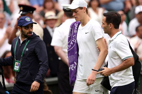 Daniil Medvedev (28 de ani, 5 ATP) l-a învins pe Jannik Sinner (22 de ani, 1 ATP), scor 6-7(7), 6-4, 7-6(4), 2-6, 6-3, și s-a calificat în semifinalele turneului de la Wimbledon.