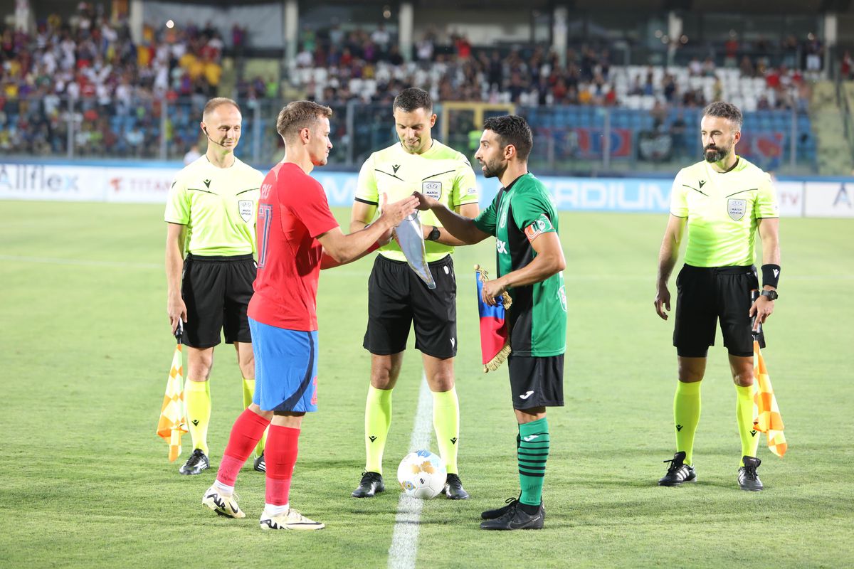 Cu ei a jucat FCSB! Scene HILARE în timpul meciului din San Marino