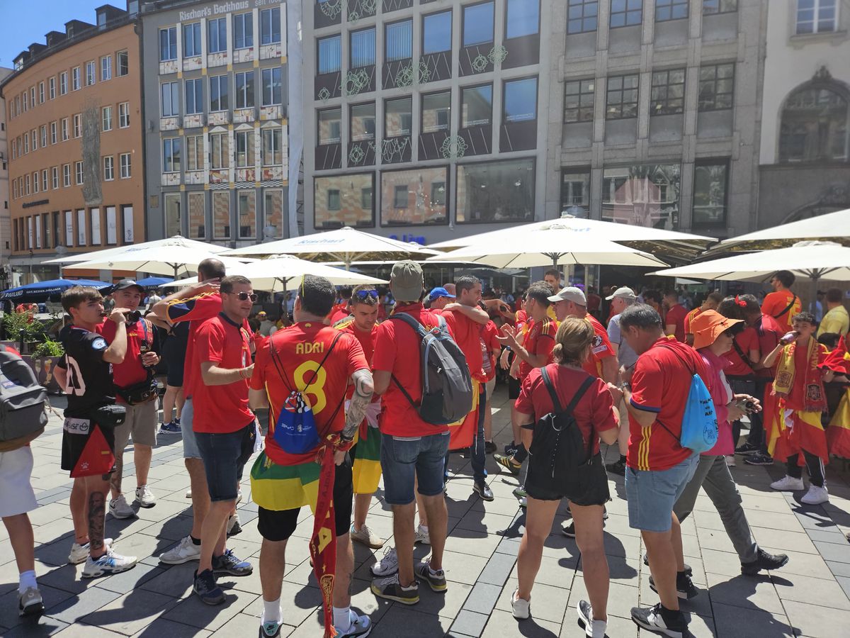 Spaniolii au făcut show în Marienplatz, francezii au rămas datori » Care a fost atmosfera în Munchen înainte de Spania - Franța + Agitație în fanzone