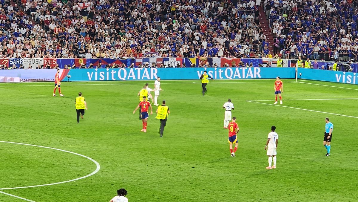 Un fan a intrat pe teren în Spania - Franța și și-a îndeplinit obiectivul, înainte să fie prins de stewarzi