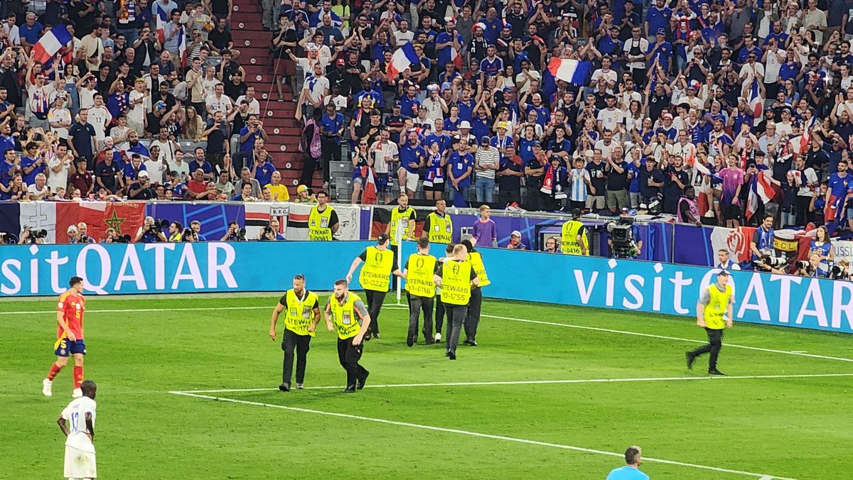 Un fan a intrat pe teren în Spania - Franța și și-a îndeplinit obiectivul, înainte să fie prins de stewarzi