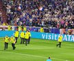 Un fan a intrat pe teren în Spania - Franța și și-a îndeplinit obiectivul, înainte să fie prins de stewarzi