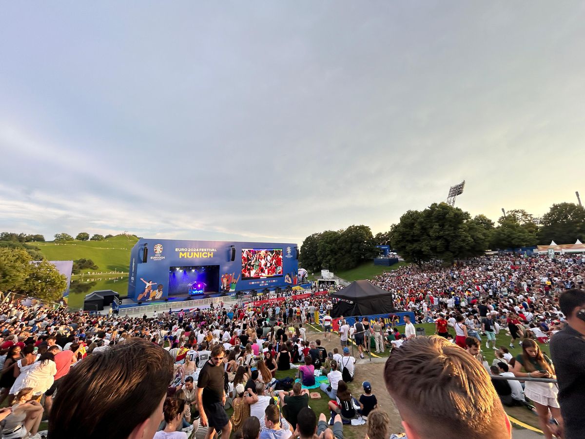 Spaniolii au făcut show în Marienplatz, francezii au rămas datori » Care a fost atmosfera în Munchen înainte de Spania - Franța + Agitație în fanzone