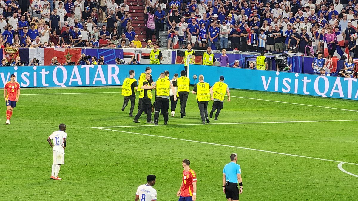 Un fan a intrat pe teren în Spania - Franța și și-a îndeplinit obiectivul, înainte să fie prins de stewarzi