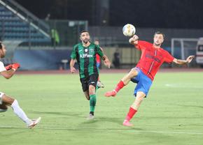 Cu ei a jucat FCSB! Scene HILARE în timpul meciului din San Marino