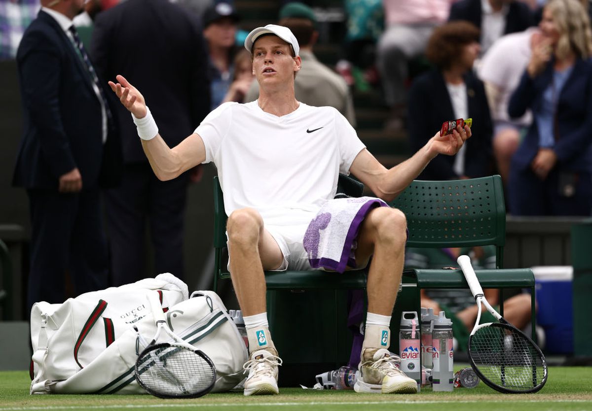 Liderul mondial Jannik Sinner, eliminat în „sferturi” la Wimbledon » Probleme medicale în setul 3: „Am simțit că nu se mișcă bine”