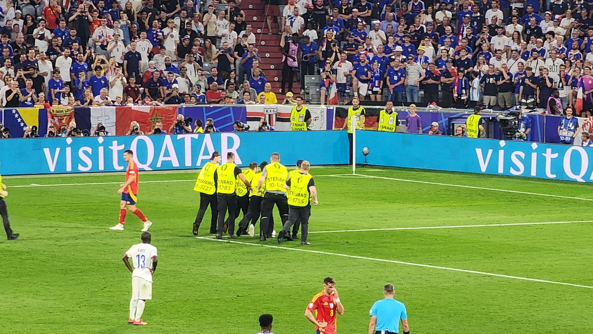 Un fan a intrat pe teren în Spania - Franța și și-a îndeplinit obiectivul, înainte să fie prins de stewarzi