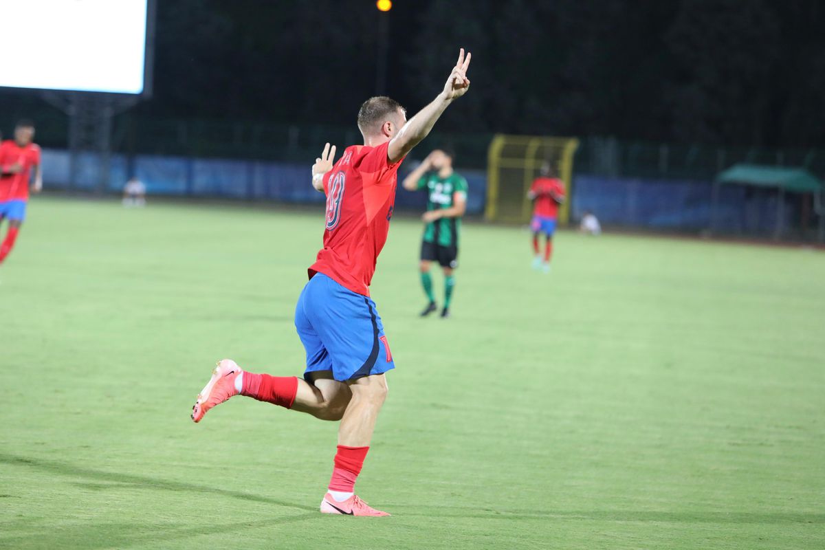 Cu ei a jucat FCSB! Scene HILARE în timpul meciului din San Marino