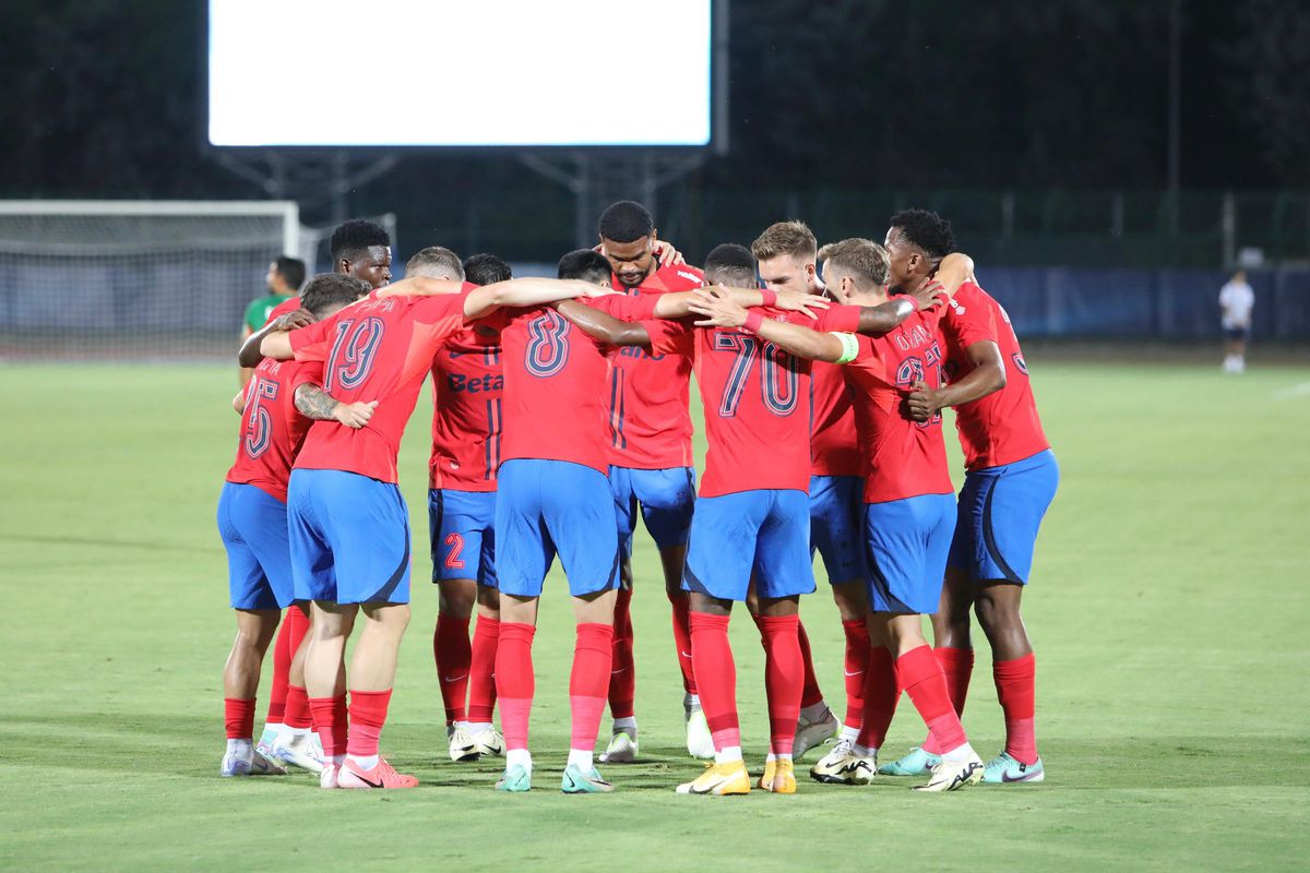 Cu ei a jucat FCSB! Scene HILARE în timpul meciului din San Marino