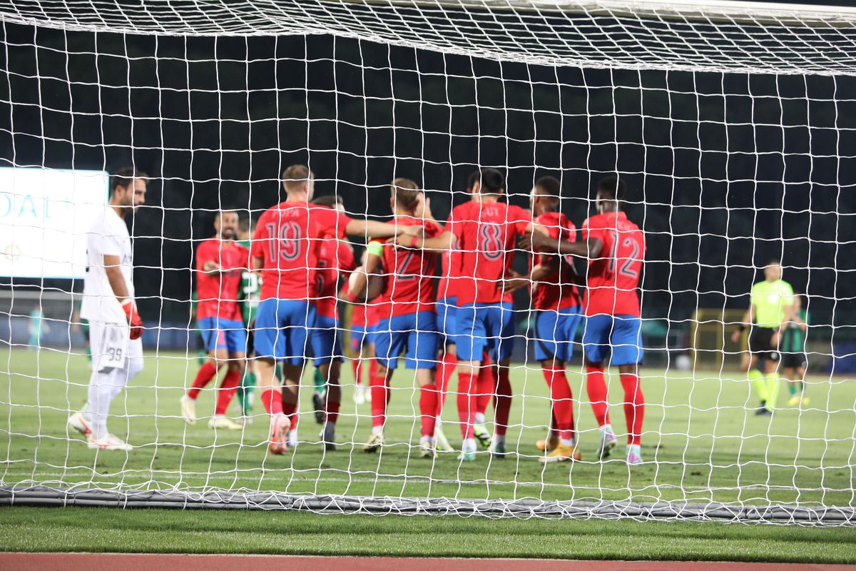 Cu ei a jucat FCSB! Scene HILARE în timpul meciului din San Marino