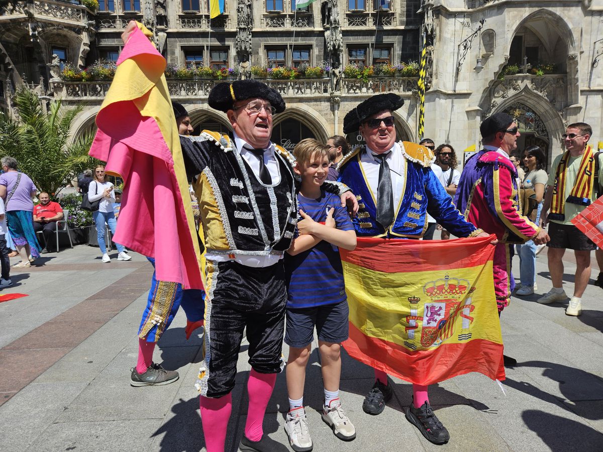 Spaniolii au făcut show în Marienplatz, francezii au rămas datori » Care a fost atmosfera în Munchen înainte de Spania - Franța + Agitație în fanzone