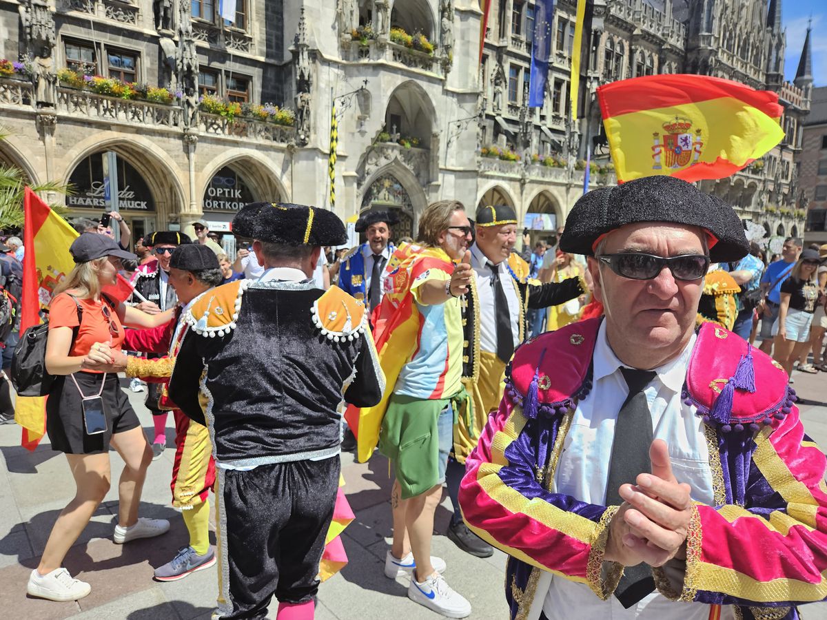 Spaniolii au făcut show în Marienplatz, francezii au rămas datori » Care a fost atmosfera în Munchen înainte de Spania - Franța + Agitație în fanzone