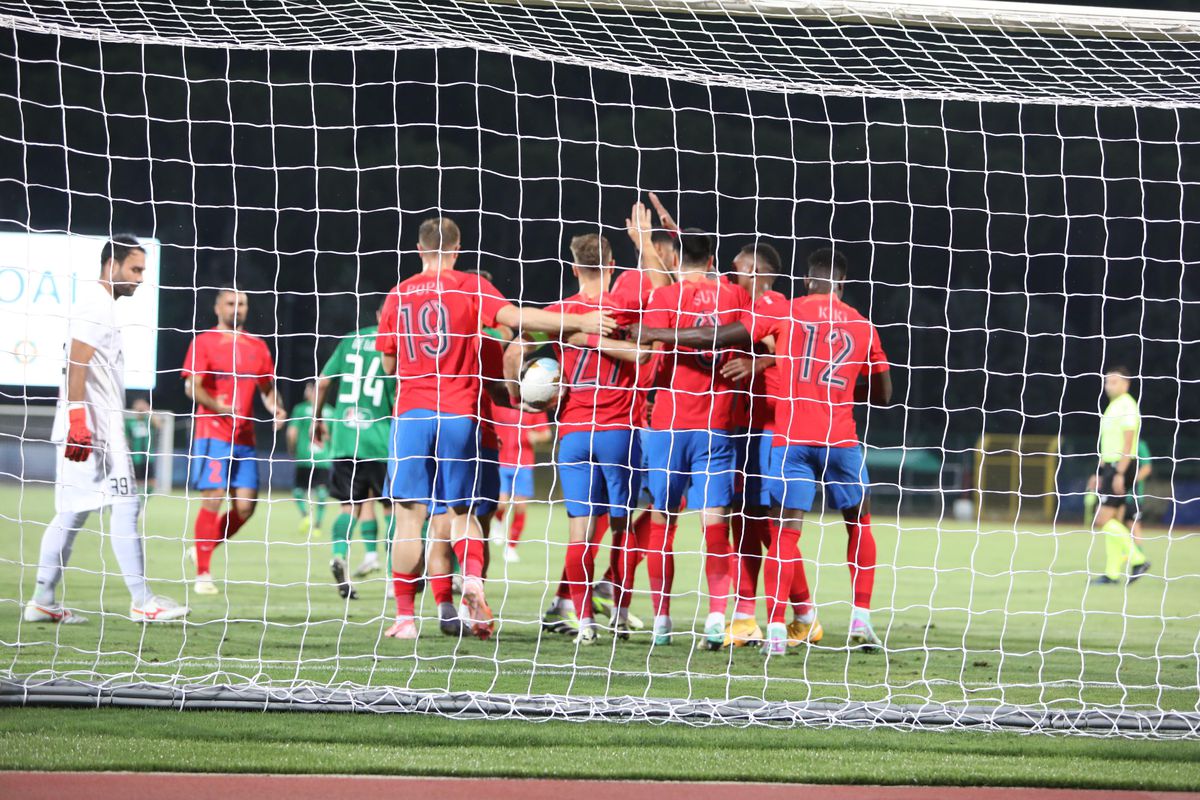 Cu ei a jucat FCSB! Scene HILARE în timpul meciului din San Marino