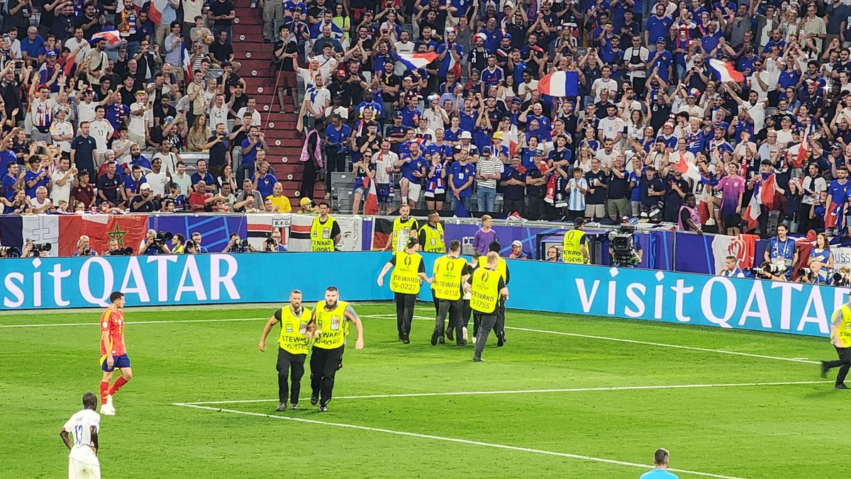 Un fan a intrat pe teren în Spania - Franța și și-a îndeplinit obiectivul, înainte să fie prins de stewarzi