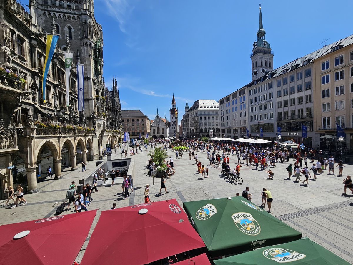 Spaniolii au făcut show în Marienplatz, francezii au rămas datori » Care a fost atmosfera în Munchen înainte de Spania - Franța + Agitație în fanzone