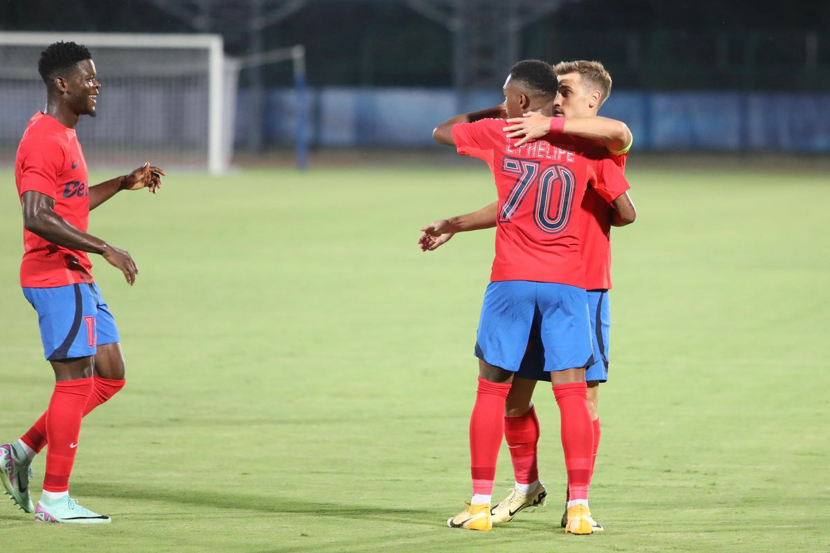 Cu ei a jucat FCSB! Scene HILARE în timpul meciului din San Marino