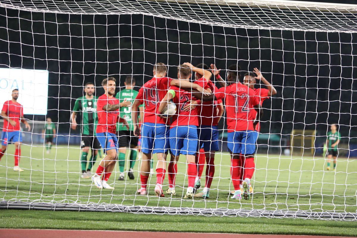 Cu ei a jucat FCSB! Scene HILARE în timpul meciului din San Marino