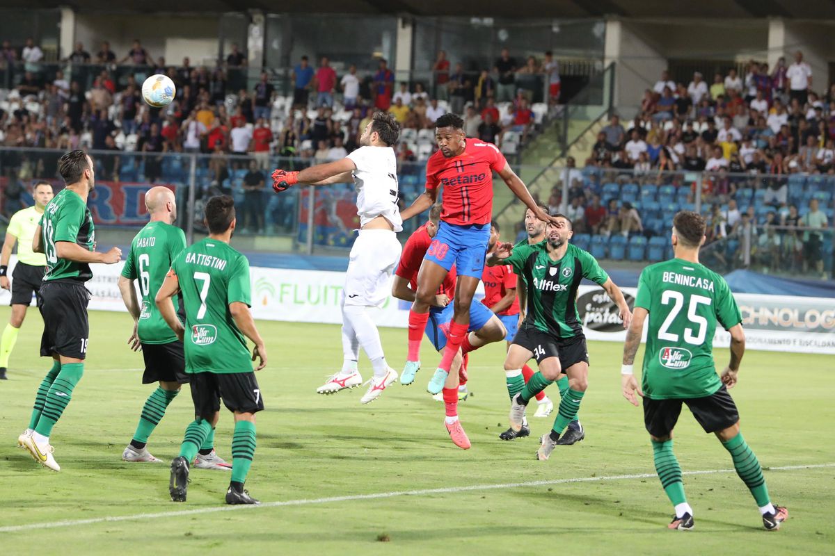 Cu ei a jucat FCSB! Scene HILARE în timpul meciului din San Marino