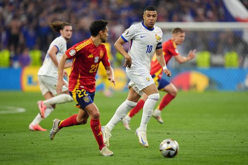 Kylian Mbappe, în duel cu Jesus Navas. Sursă foto: Imago