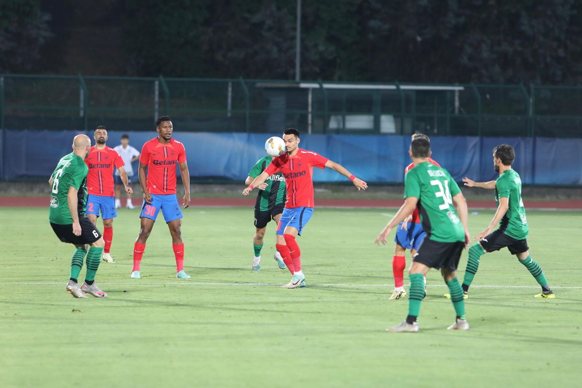 Cu ei a jucat FCSB! Scene HILARE în timpul meciului din San Marino