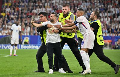 Un fan a intrat pe teren în Spania - Franța și și-a îndeplinit obiectivul, înainte să fie prins de stewarzi