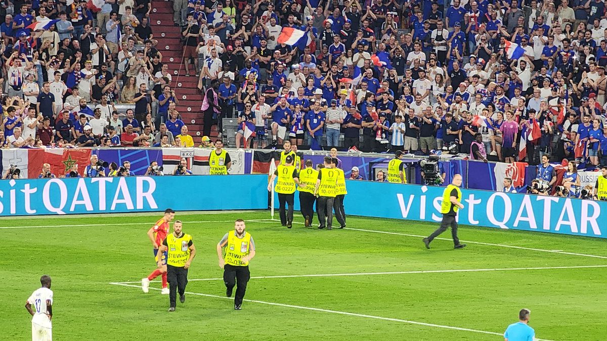 Un fan a intrat pe teren în Spania - Franța și și-a îndeplinit obiectivul, înainte să fie prins de stewarzi