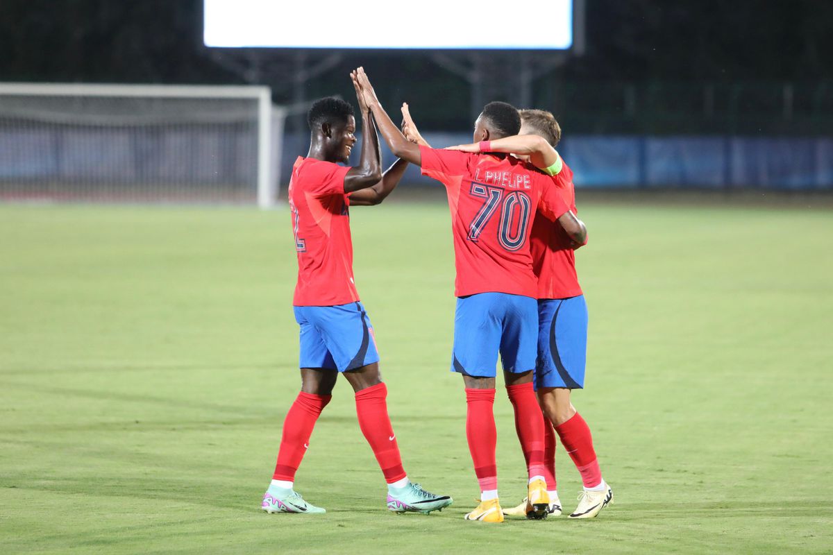 Cu ei a jucat FCSB! Scene HILARE în timpul meciului din San Marino