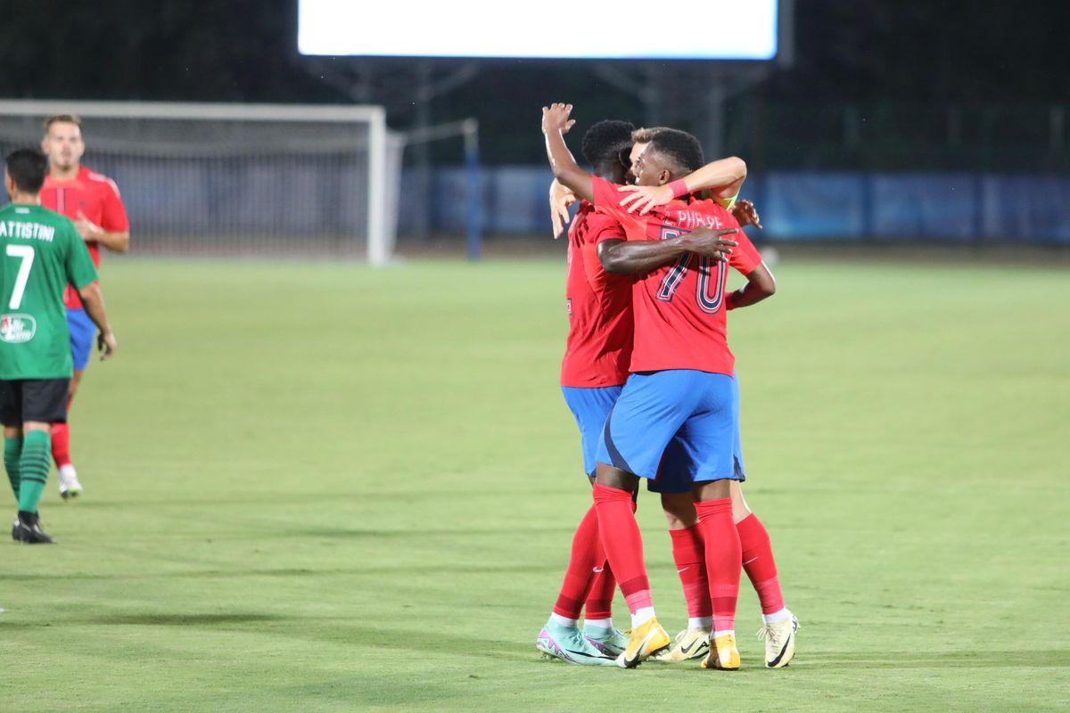 Cu ei a jucat FCSB! Scene HILARE în timpul meciului din San Marino