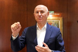 Colțul secret din biroul lui George Copos: „Uite cât de frumos!” + Pasiunea inedită a fiicei sale, Daria, mica vedetă a României la echitație