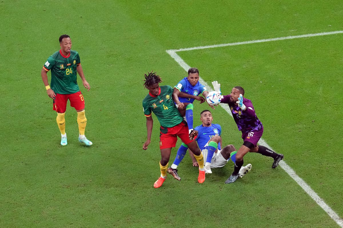 Imagini cu Devis Epassy din Camerun - Brazilia