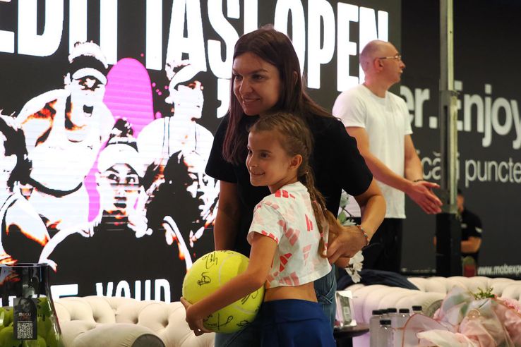 Simona Halep - sesiune de autografe pentru fanii din Iași Foto: Roxana Fleșeru