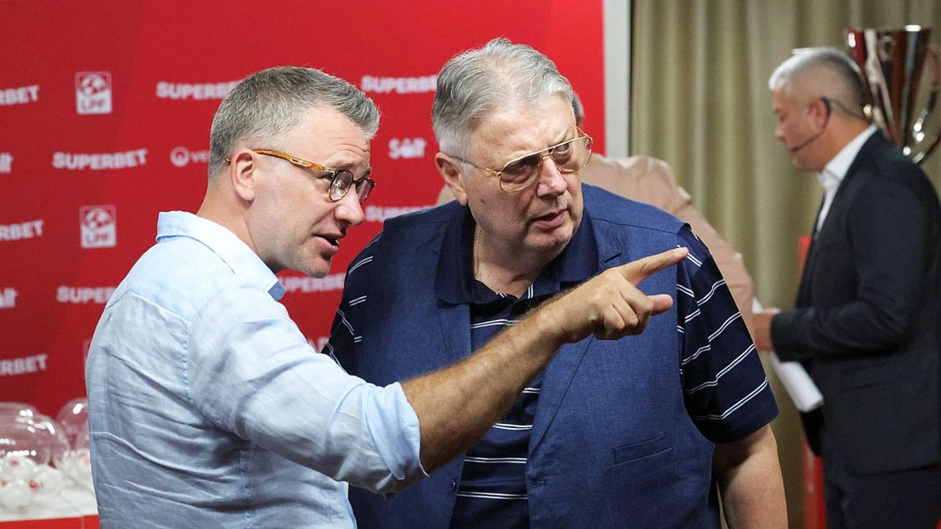 Radu Petrescu discutând cu oficiali FRF LPF pe marginea terenului după controversatul arbitraj fotbal la meciul Petrolul - FC Argeș | sursa foto: Gazeta Sporturilor