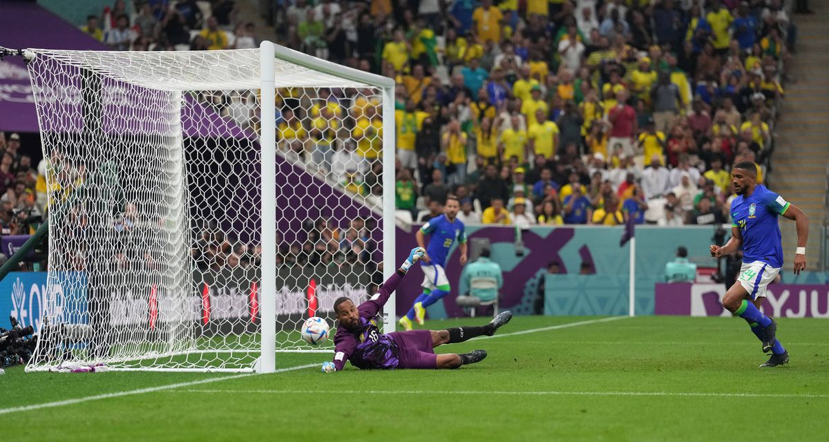 Imagini cu Devis Epassy din Camerun - Brazilia