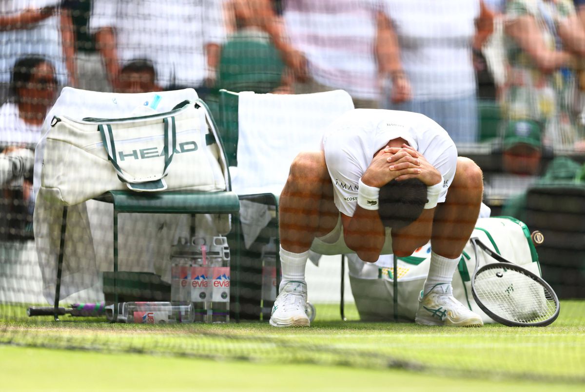 Novak Djokovic l-a depășit pe Roger Federer! Sârbul s-a accidentat în ultimul game, iar Jelena și-a pus mâinile pe cap