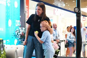 Simona Halep, întâmpinată cu flori și pregătită pentru o zi specială la Iași » A semnat sute de autografe fanilor din Iași