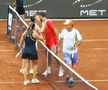 Un salut cald la fileu între Simona Halep și Stan Wawrinka la meciul demonstrativ de la Iași FOTO Roxana Fleșeru
