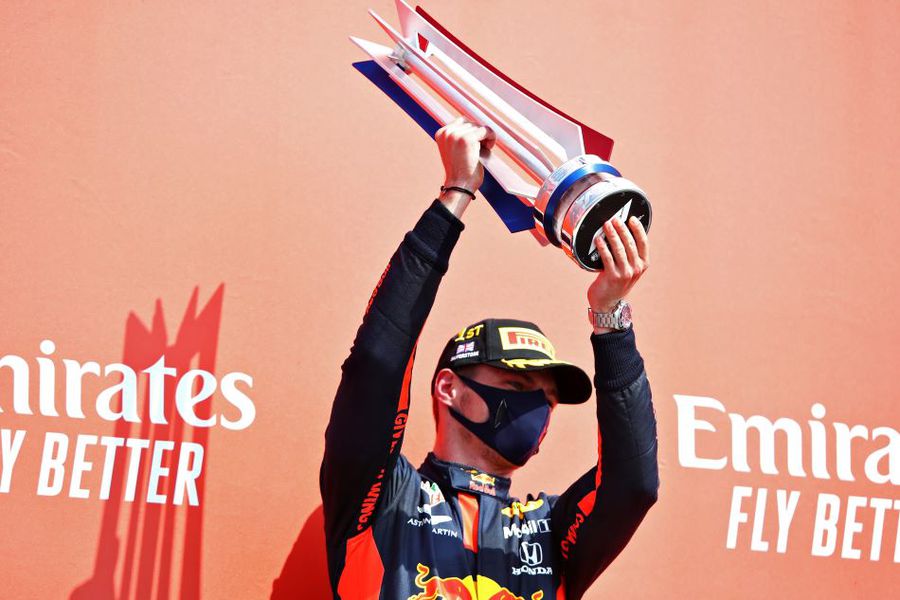 Max Verstappen cu trofeul de la Silverstone Foto Guliver/GettyImages