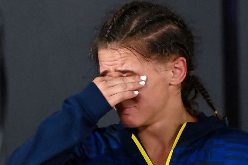Luptătoarea Alina Vuc, ascunzându-și
lacrimile după ce fost învinsă încă de la primul meci.